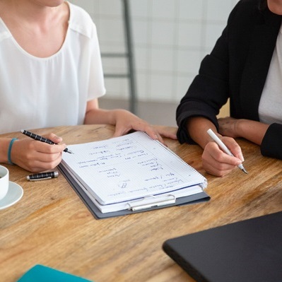 besprechung mit zwei frauen