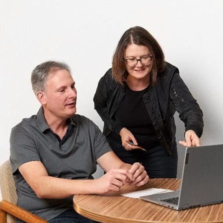 stefanie schloegl und markus eckhart arbeiten am computer