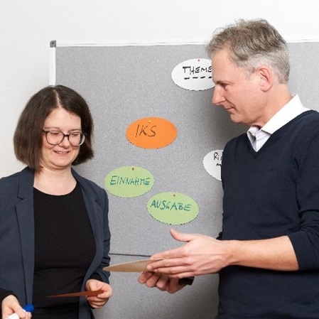 stefanie und markus vor pinwand
